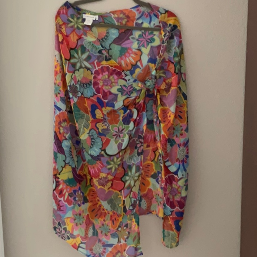 This Nordstrom brand is designed by  blue rod Beattie and is size M/L.